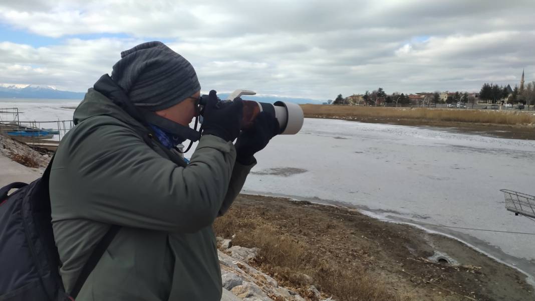 Astsubaylıktan kuş izine düştü! Karga ona göre 'karga' değil: Konya'daki göl ikinci evi oldu 3